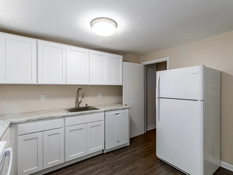 Farmington Court Apartments — Photo 28