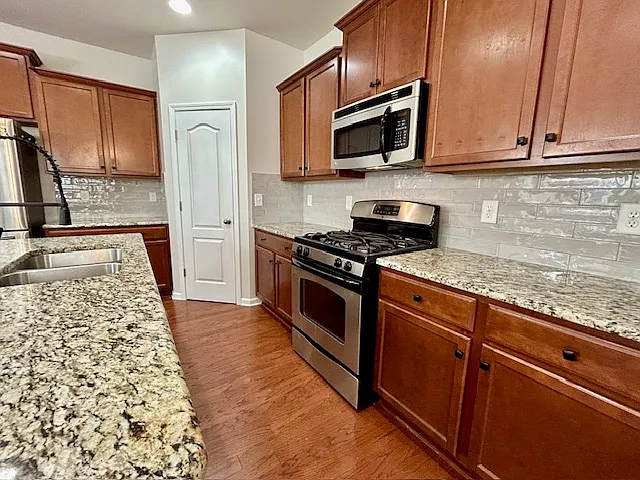 3 bed, 2.5 bath, 2095 sqft, $2,400 — Photo 4