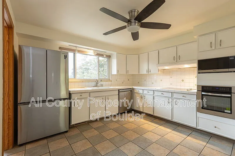 5 bed, 3.0 bath, 2812 sqft, $3,895 — Photo 3