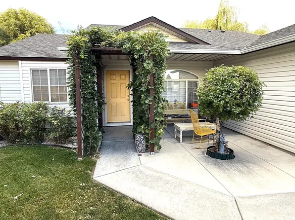 332 W Mule Ct, Kuna, ID 83634