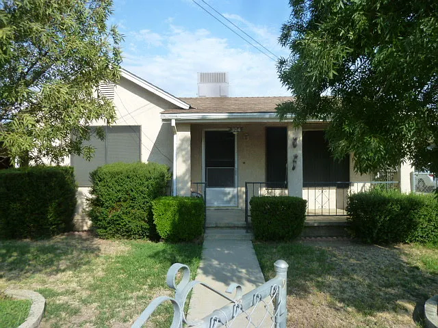 304 S H St — Photo 1