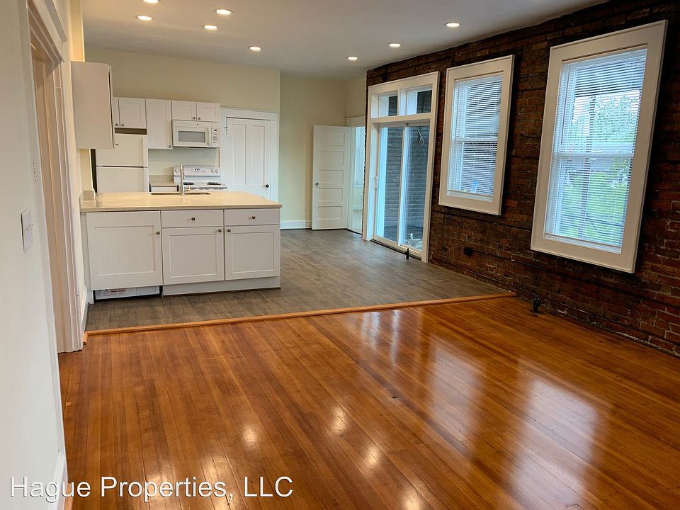 1st image of 901 Greenway Ct #10