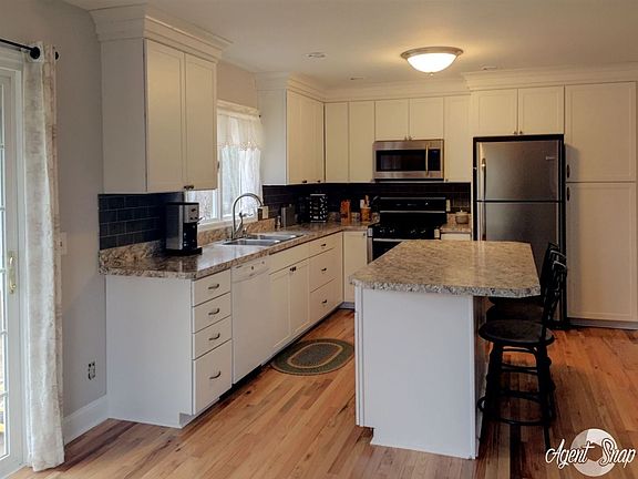 2nd image of 35 Heinrick Cir