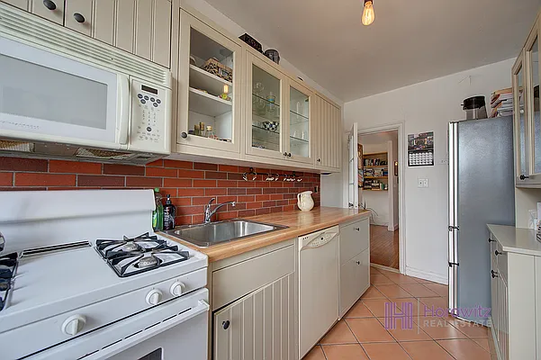 Sold by Horowitz Real Estate | media 14