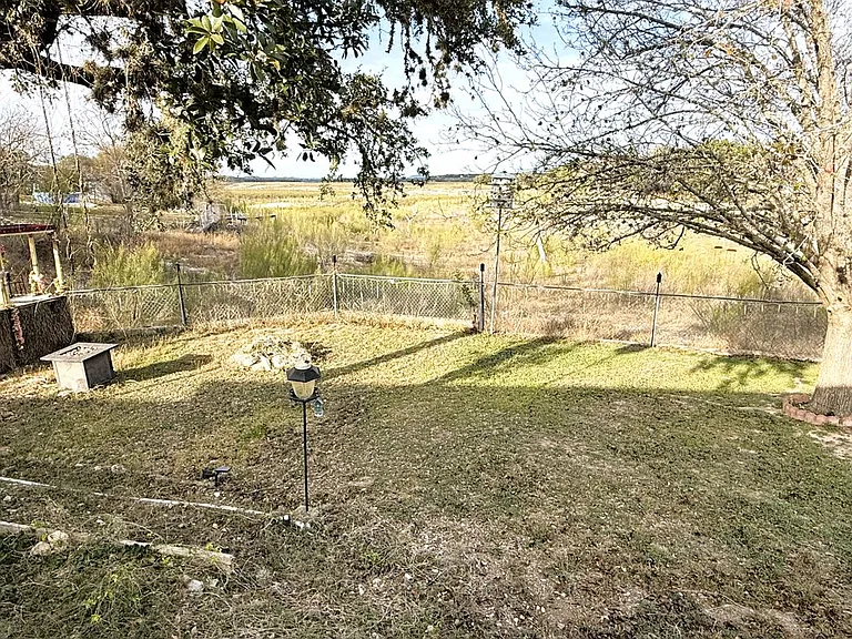 212 Thornton Ln — Photo 31