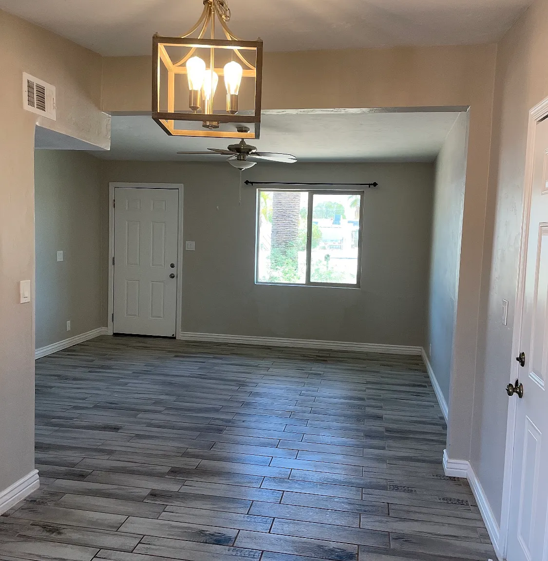 6426 E Duke Dr — Photo 2