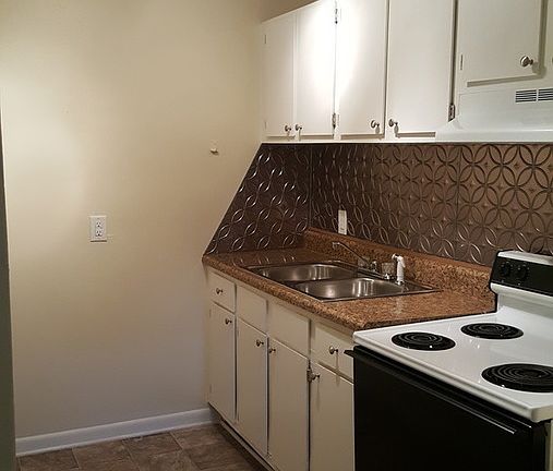 4th image of 3304 N Elm St APT M