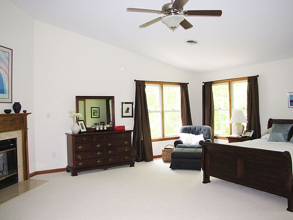 Master w/vaulted ceiling, fireplace, ceiling fan and garden bath