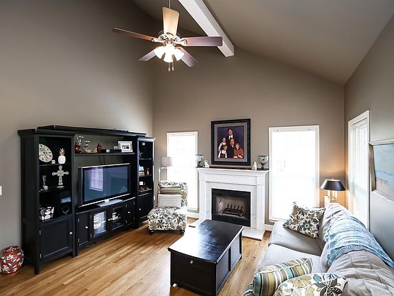 3rd image of 801 Alec Ct