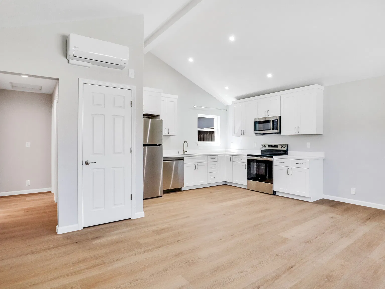 2 bed, 1.0 bath, $5,300 — Photo 4