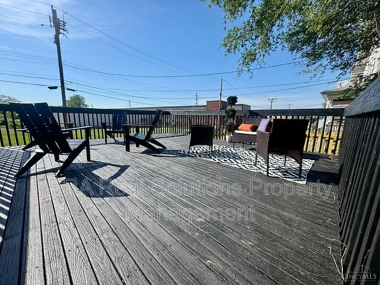 1600 Brewster Ave — Photo 27