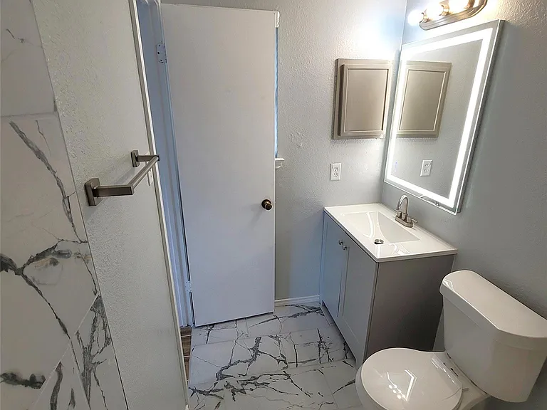 1306 York Castle Dr #B — Photo 13