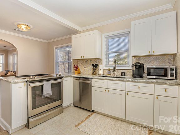 5th image of 3141 Mathis Dr