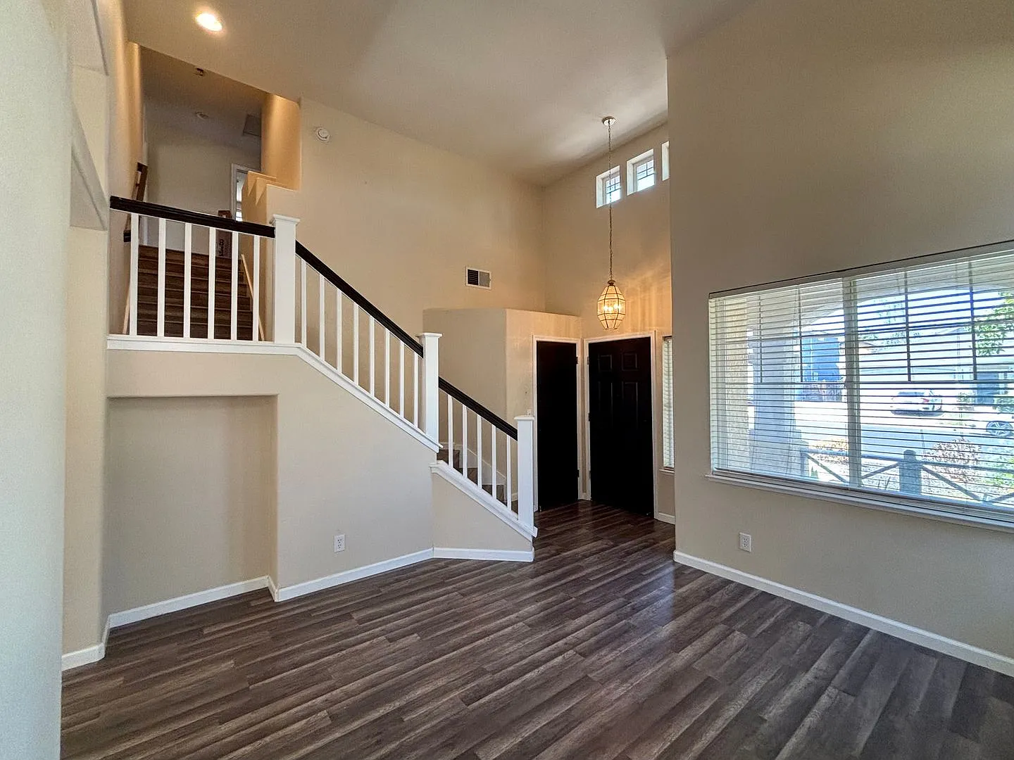 Charming 3 bedroom 2.5 Bath Home! — Photo 2