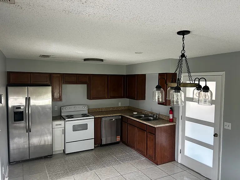909 Midway St — Photo 10