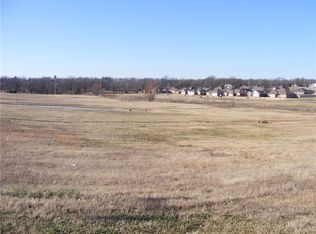 1304 Eagle Ct, Gravette, AR 72736