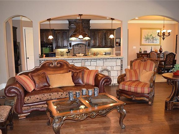 2nd image of 8932 Souththorn Dr