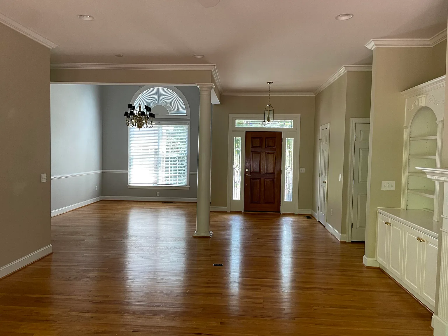 3 bed, 2.5 bath, 2423 sqft, $2,600 — Photo 3