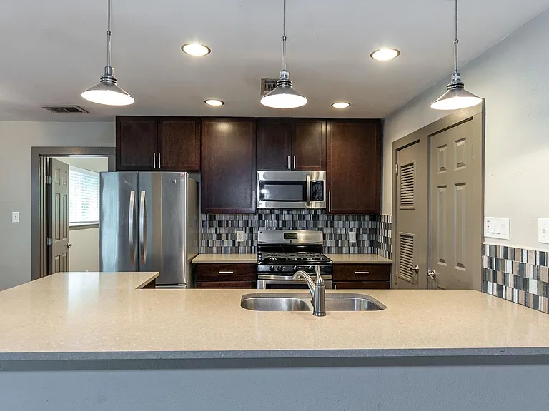 1506 Rockdale Cir #B — Photo 2