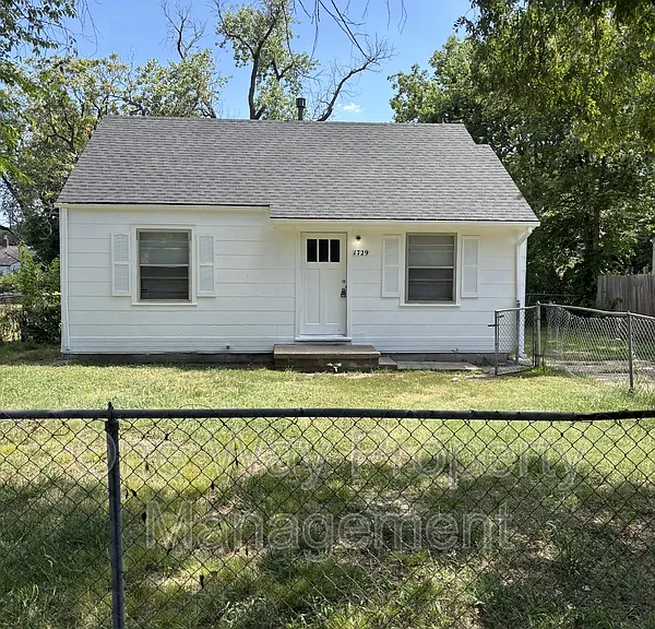1729 E Looman St — Photo 1