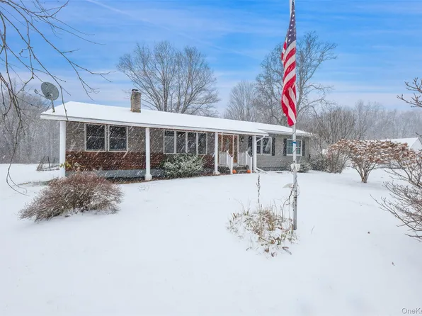 445 N Quaker Lane, Hyde Park, NY 12538