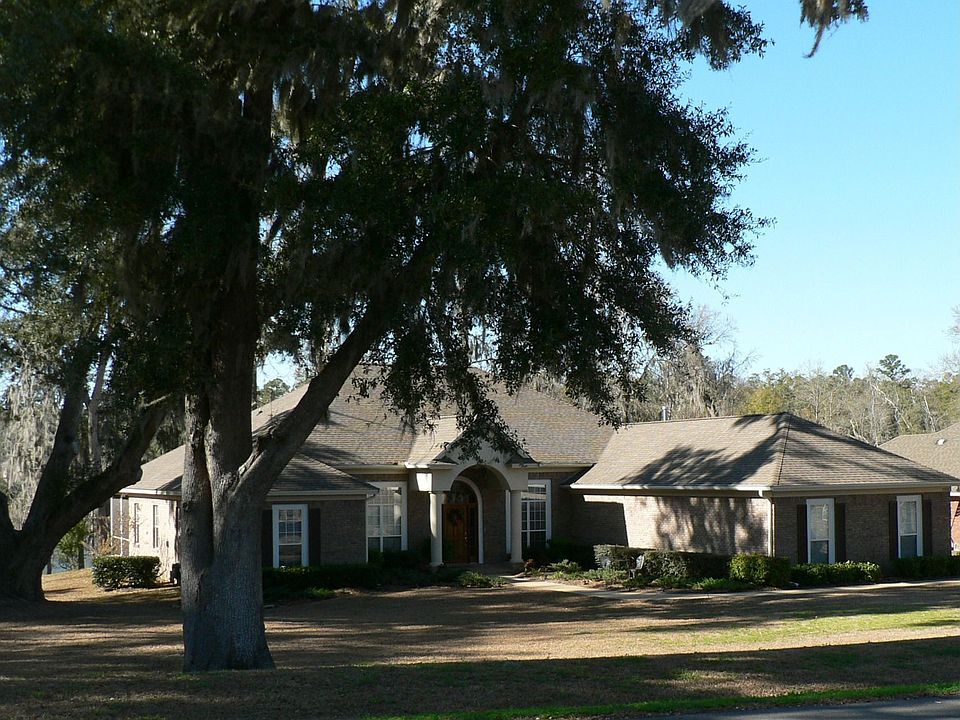 Wonderful Home steps from golf and water