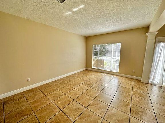 5th image of 955 W Charing Cross Cir