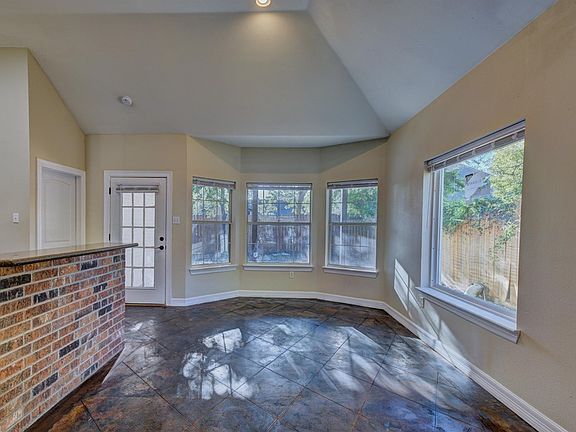 3rd image of 925 McArthur Dr