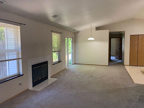 4th image of 724 SE 135th Ct Unit B