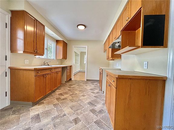 3rd image of 1 Pickthorn Dr