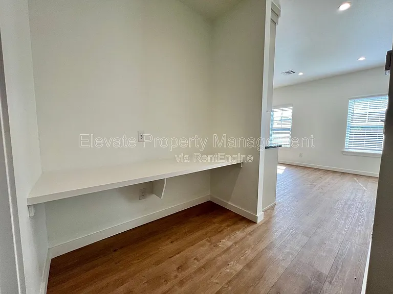216 E Hurd St #250 — Photo 14