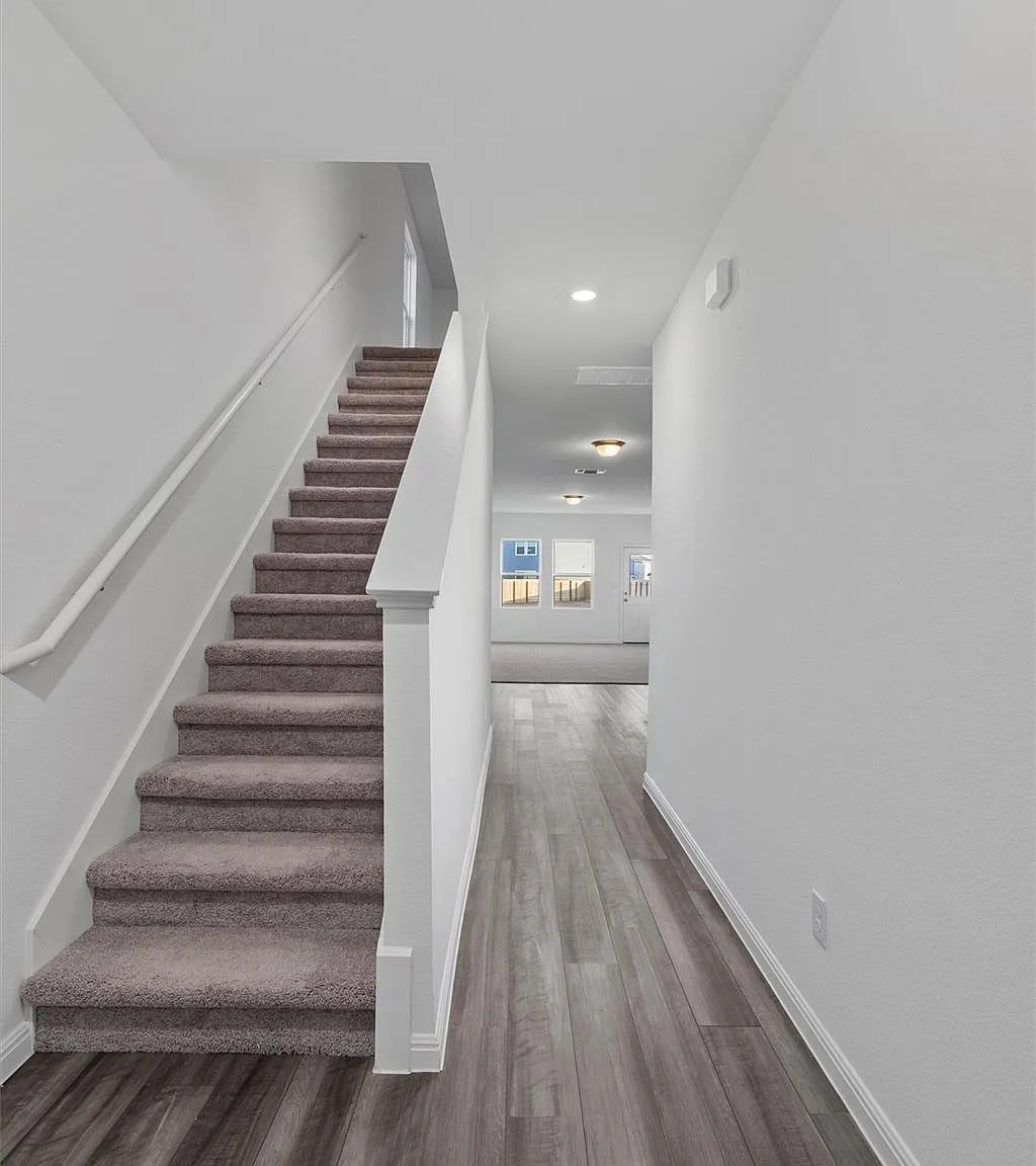 5 bed, 3.0 bath, 2609 sqft, $2,250 — Photo 2