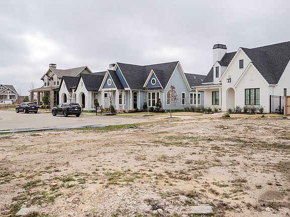 5th image of 405 Garrett Way