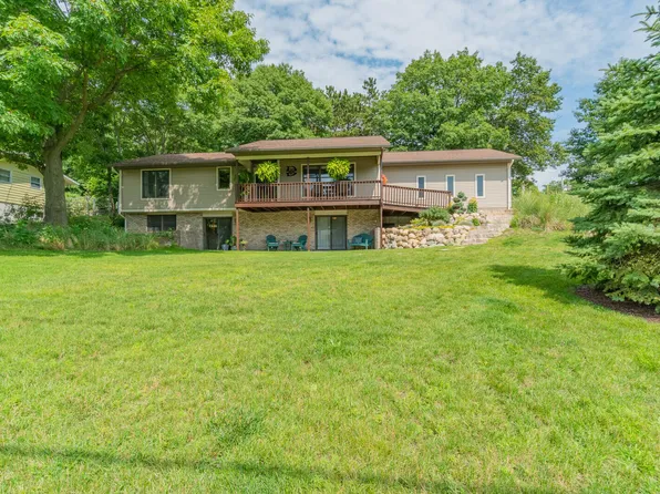 17584 Navaho Dr, Spring Lake, MI 49456