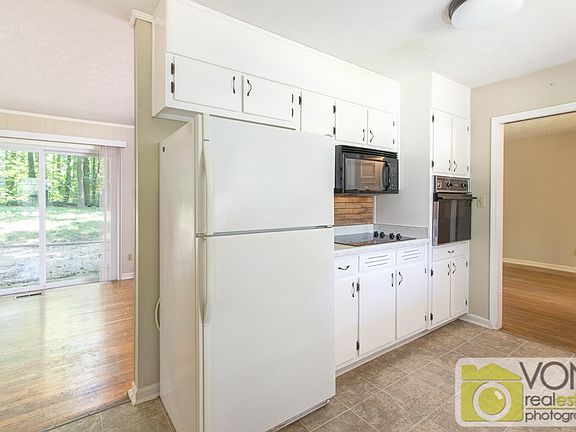 3rd image of 2530 Stoney Brook Ln NE