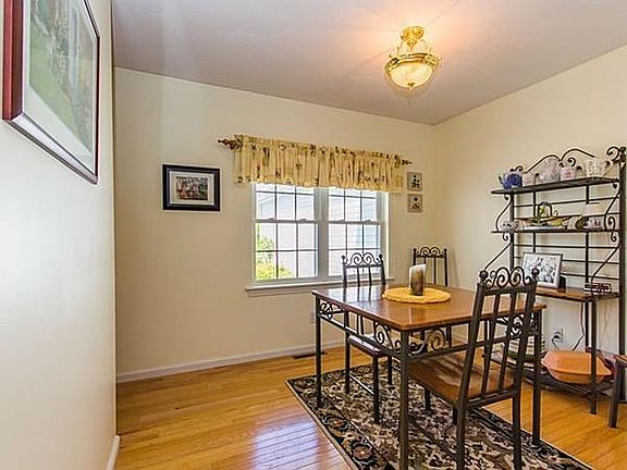 3rd image of 30 Robin Ln