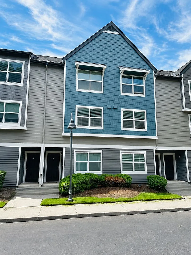 Charming Condo in Terrific Waterfront Location — Photo 3