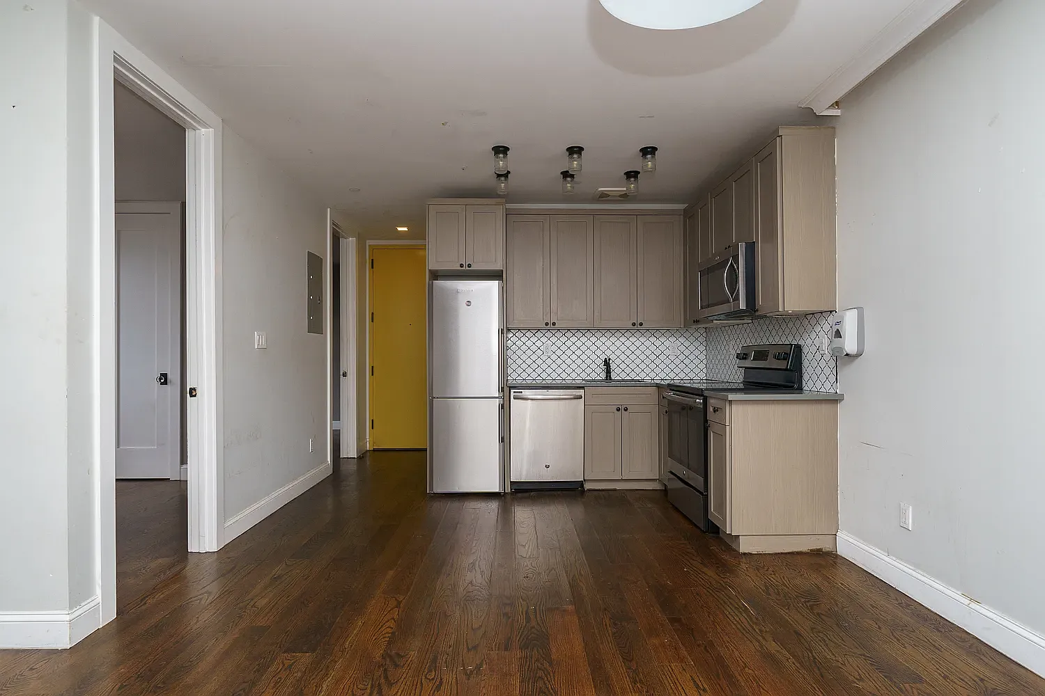 6080 Myrtle Ave — Photo 2