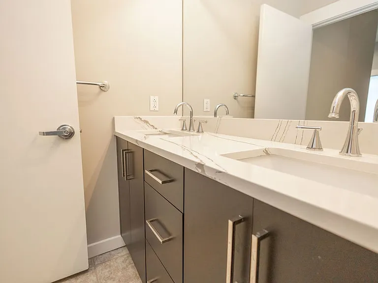 252 N Walnut St — Photo 8