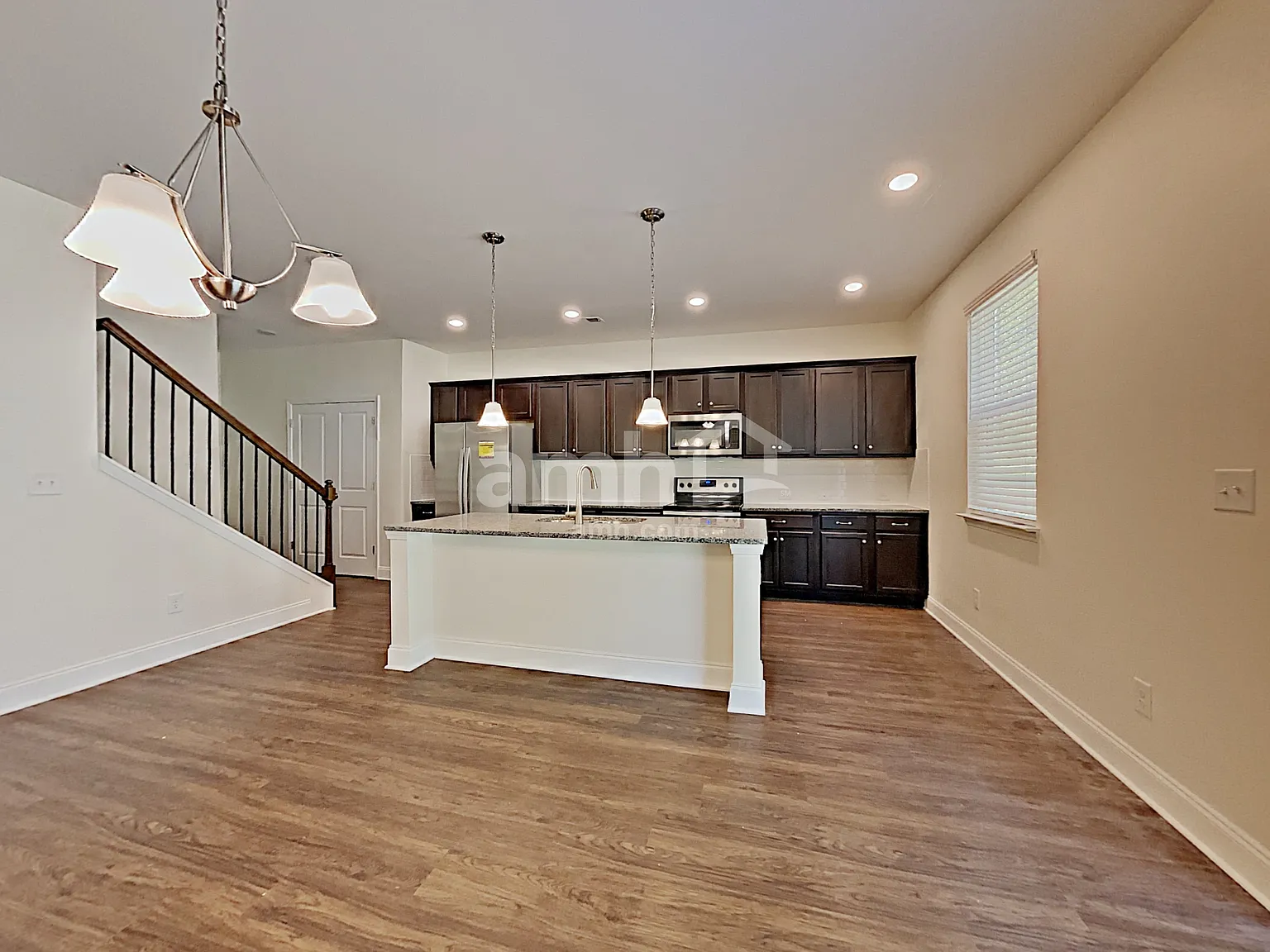 4 bed, 2.5 bath, 2400 sqft, $2,520 — Photo 3