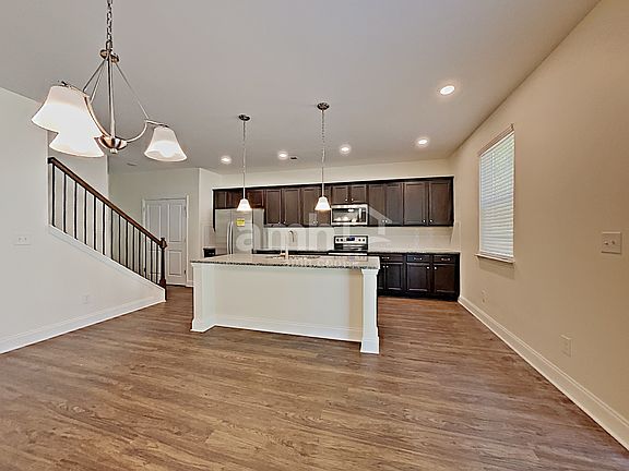 3rd image of 124 Lindridge Dr