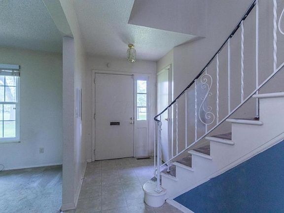 3rd image of 103 Stornoway Dr W