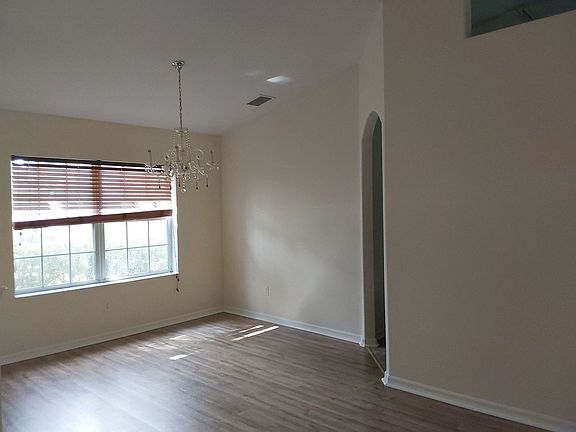 2nd image of 9 Woodhollow Ln