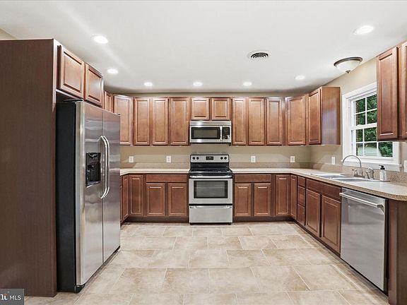 3rd image of 126 Meadowbrook Dr