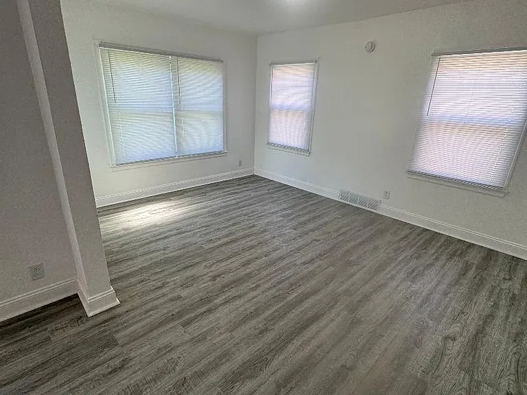 1807 E Walnut St — Photo 6