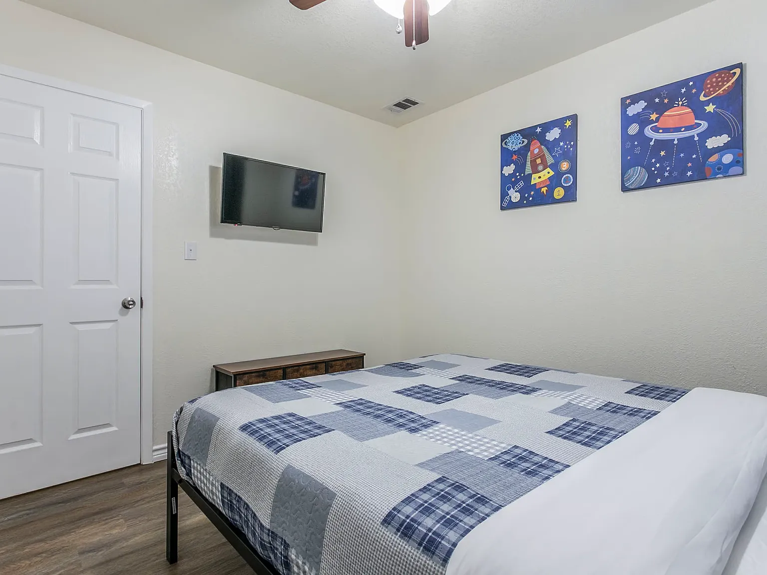 4 bed, 1622 sqft, $3,995 — Photo 3