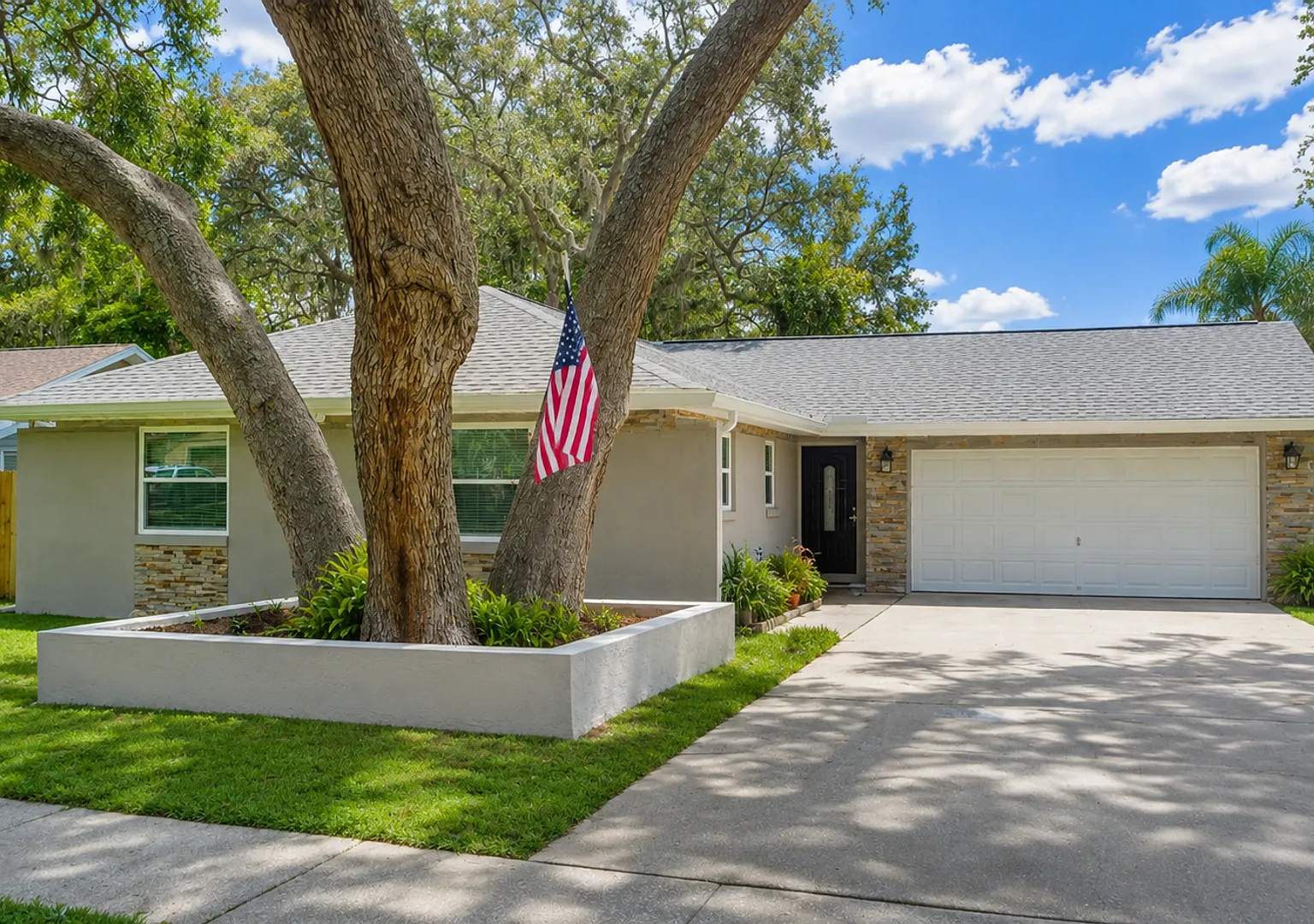 3 Bedrooms / 2 Bath Brandon Home — Photo 1
