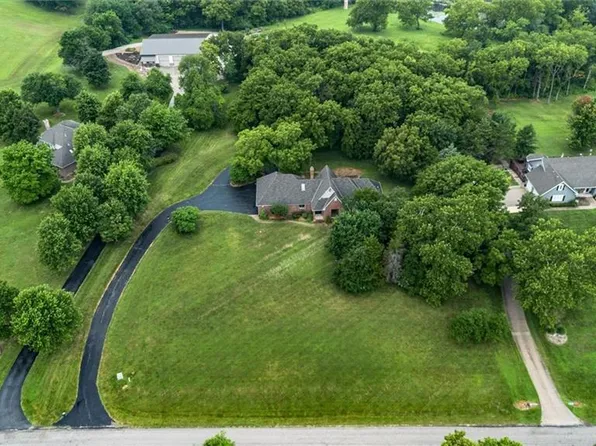 2530 Greenwood Dr, Ottawa, KS 66067