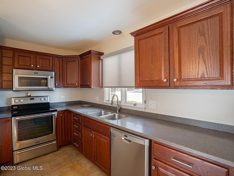 5th image of 12 Sebring Avenue