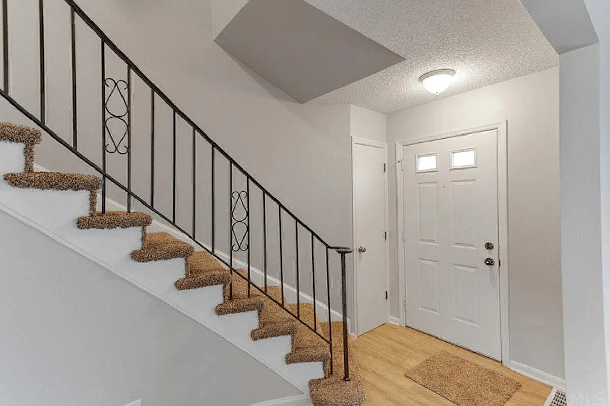 100 Buckingham Dr — Photo 4